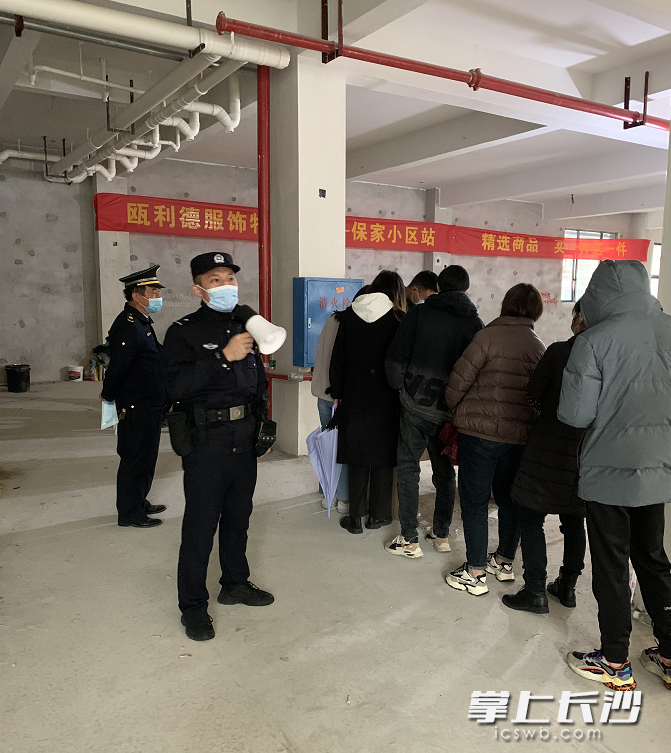 谢科在一核酸检测点维持秩序。长沙晚报全媒体记者 邓艳红 摄