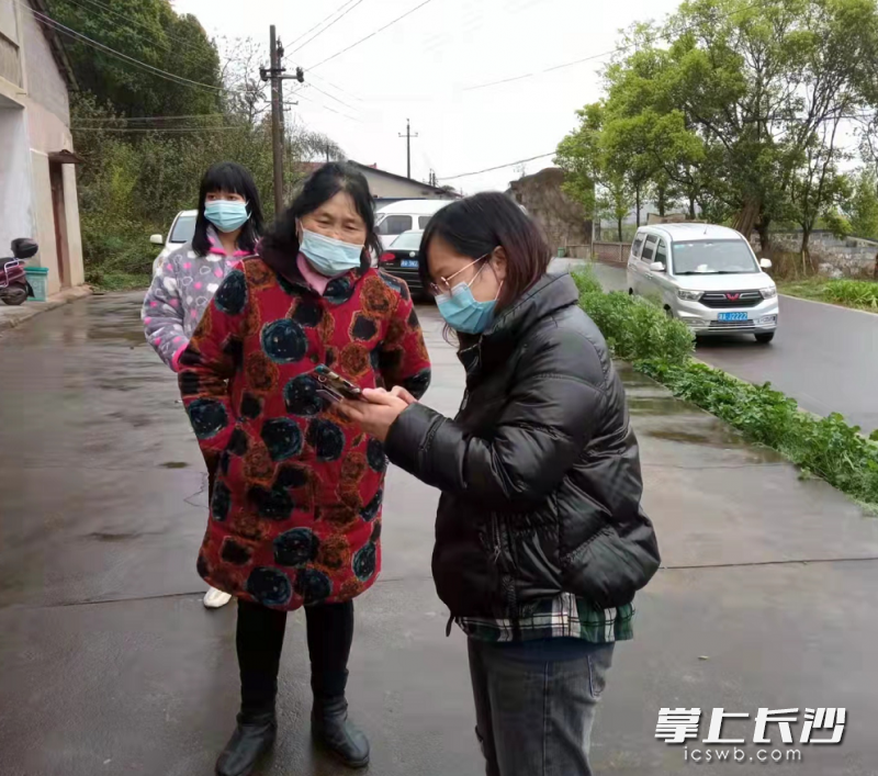 陈静在教村民使用健康码。受访者供图
