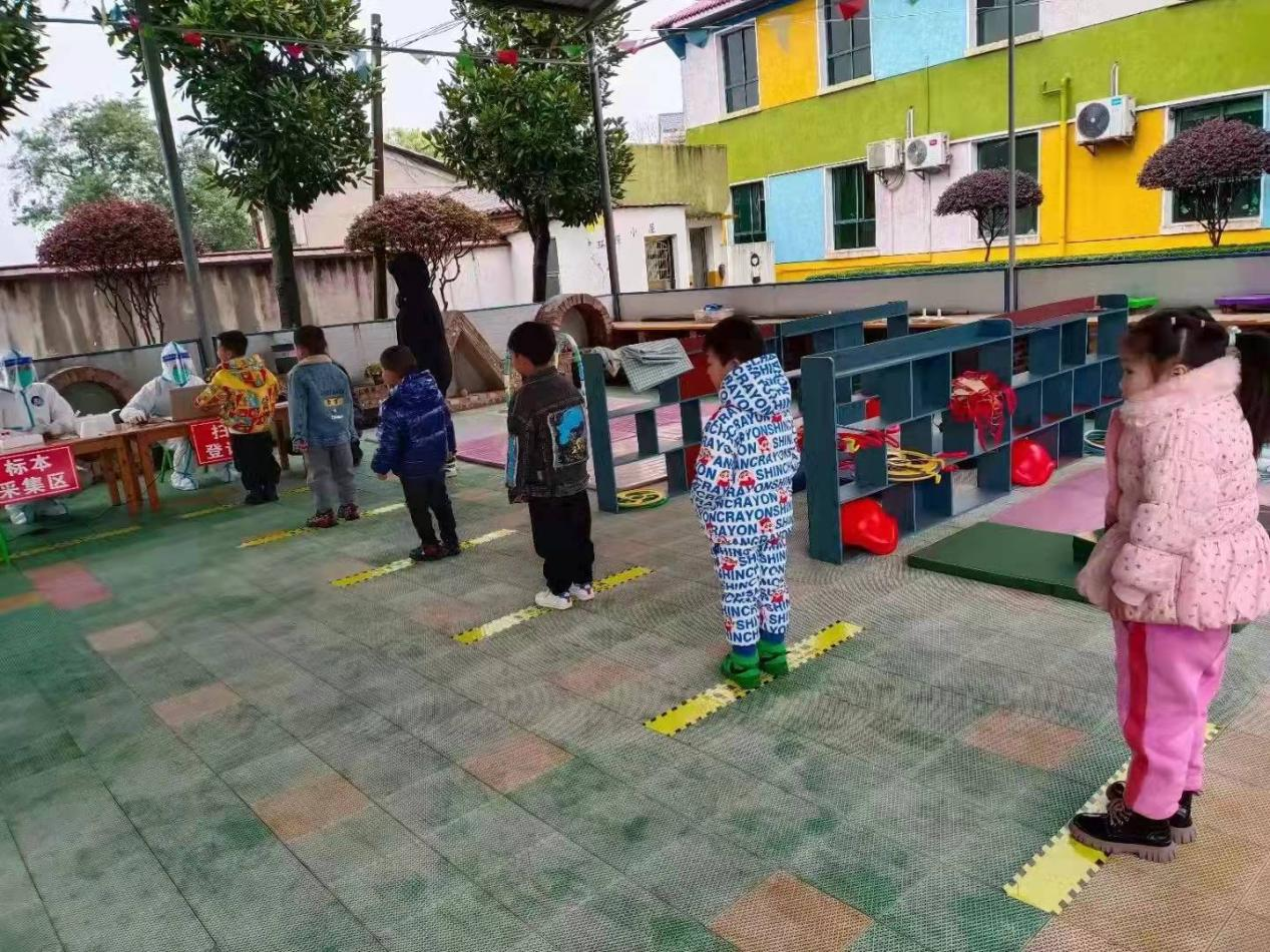 孩子们有序接受核酸检测中。