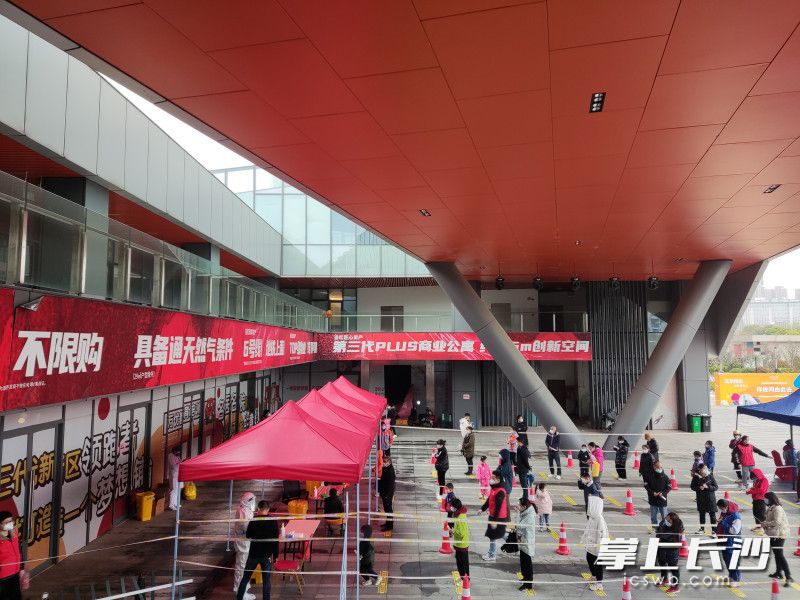 麓谷街道核酸扩面筛查现场，一个个忙碌的“大白”和“小红”身影构成了动人画面。长沙晚报通讯员 姜丹 摄