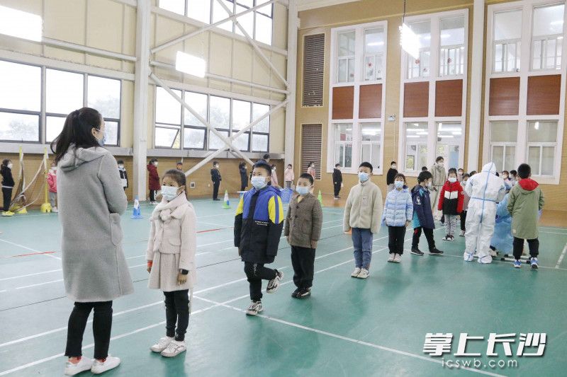 芙蓉区大同瑞致小学学生排队整齐等待核酸检测。照片由学校提供。
