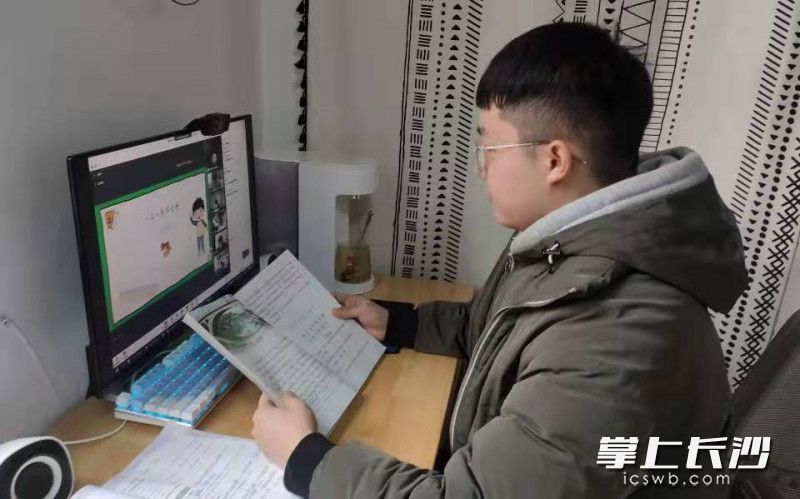 正在上网课的芙蓉区修业学校学子。