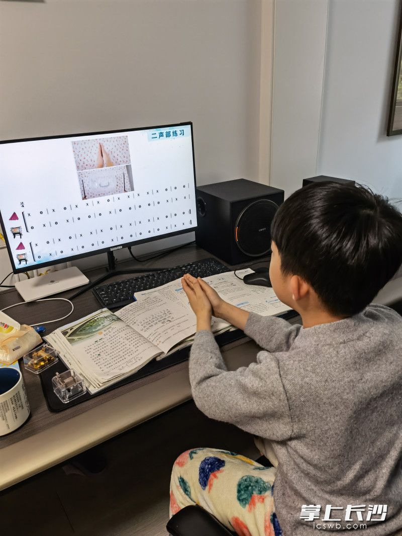 大同小学学生正在上音乐课。