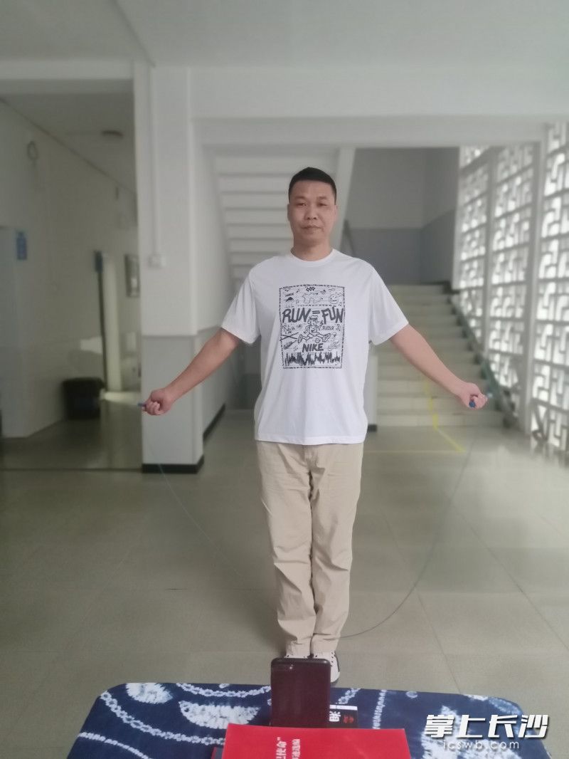 正在浏正街小学值班的体育老师肖群雁进行了体育课直播。