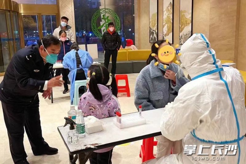 石建民在安抚小朋友。通讯员 供图