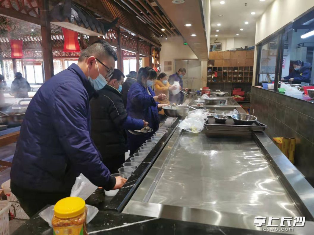 今日，天心区暮云小蜜蜂志愿者协会志愿者为隔离酒店送餐。长沙晚报全媒体记者刘树源摄