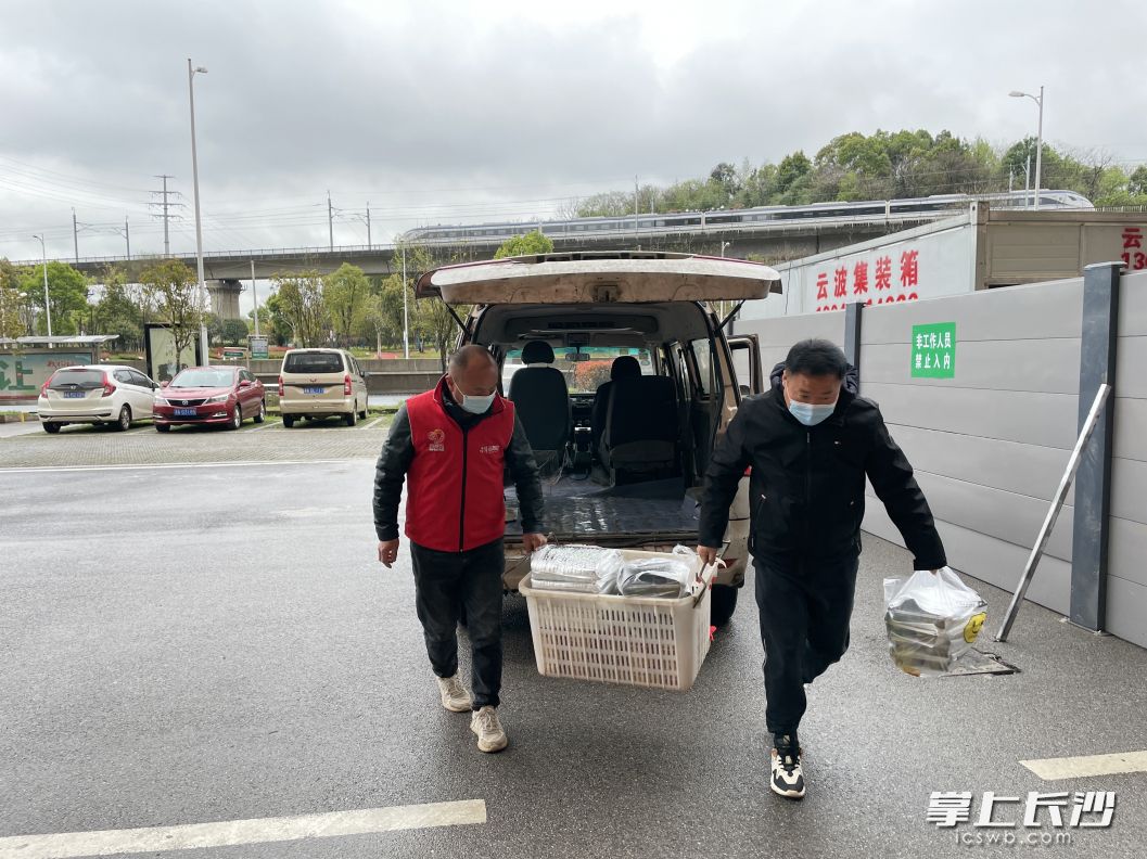 今日，天心区暮云小蜜蜂志愿者协会志愿者为隔离酒店送餐。长沙晚报全媒体记者刘树源摄