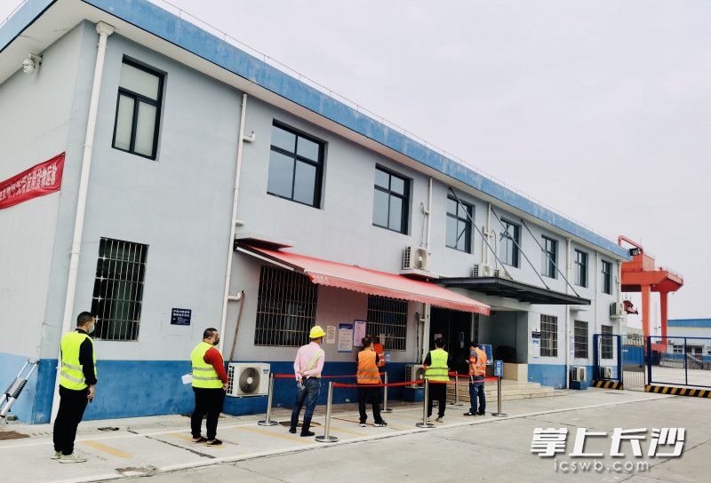 港区作业人员有条不紊接受核酸检测。 通讯员 符毅 供图