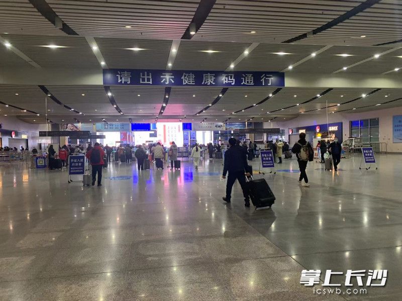 目前长沙火车南站在出站大厅设置了3个场地，10个核酸检测点。 长沙晚报通讯员 胡尚鹏 摄