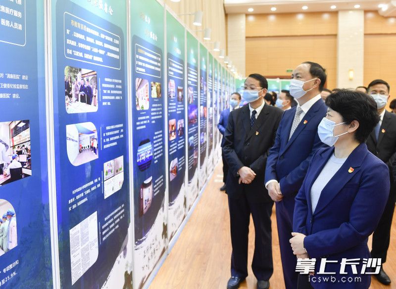 3月23日上午，省委常委、市委书记吴桂英率市委、市人大常委会、市政府、市政协党员领导班子成员和法检两院负责人参观“清廉长沙 赋能强省会”专题展陈。均为长沙晚报全媒体记者 余劭劼 摄