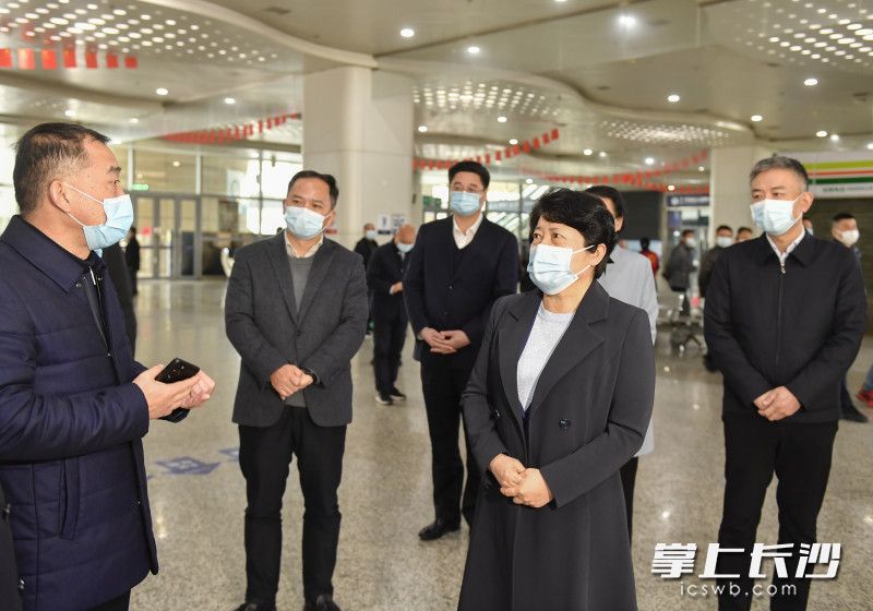 3月23日下午，省委常委、市委书记吴桂英在湘江新区综合交通枢纽（汽车西站）督查疫情防控工作。均为长沙晚报全媒体记者 余劭劼 摄