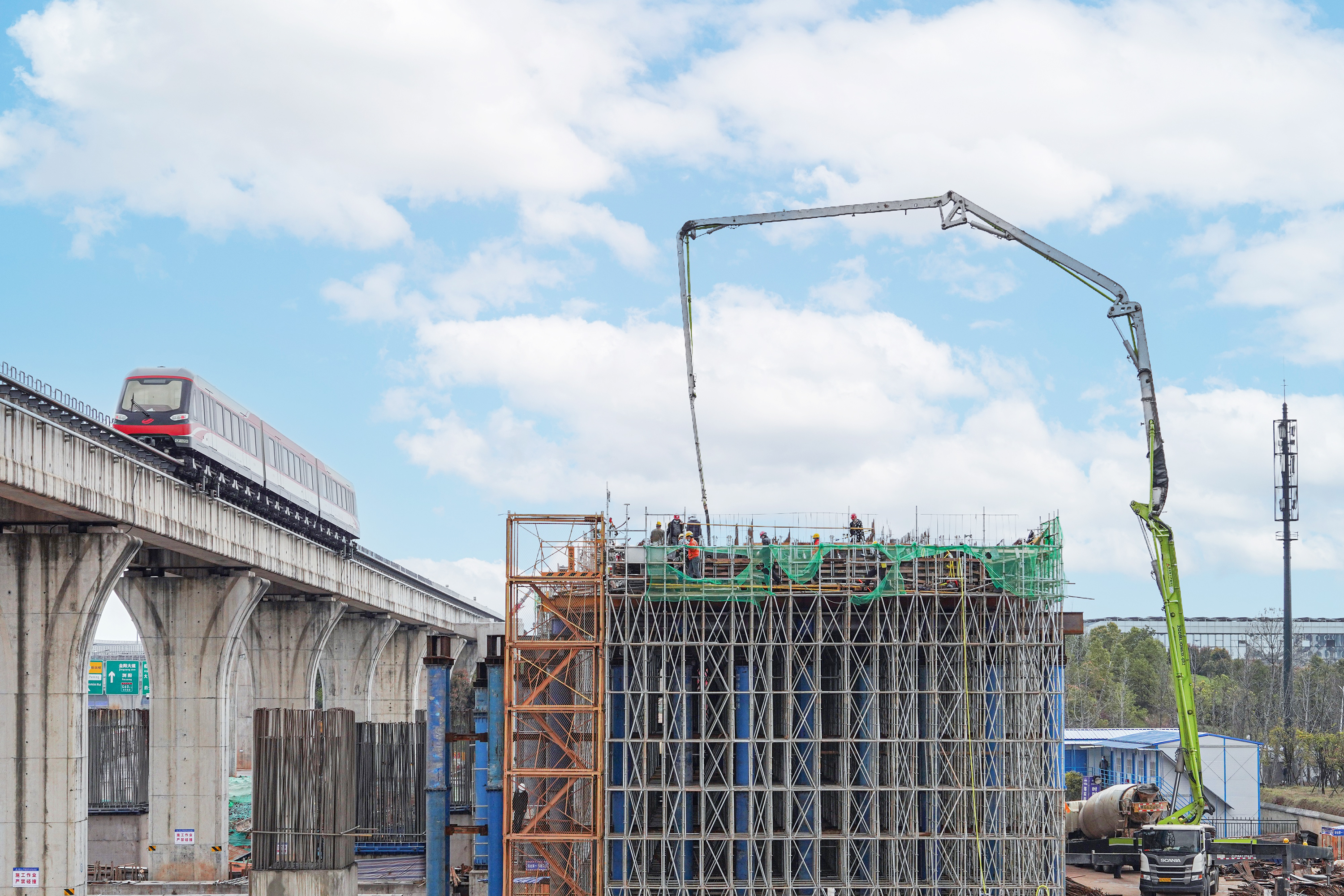 3月23日，长沙磁浮东延线接入T3航站楼工程道岔梁开始浇筑施工，长沙磁浮快线将从此处开岔并东延至T3航站楼。长沙晚报全媒体记者 王志伟 通讯员 郑琪 摄影报道