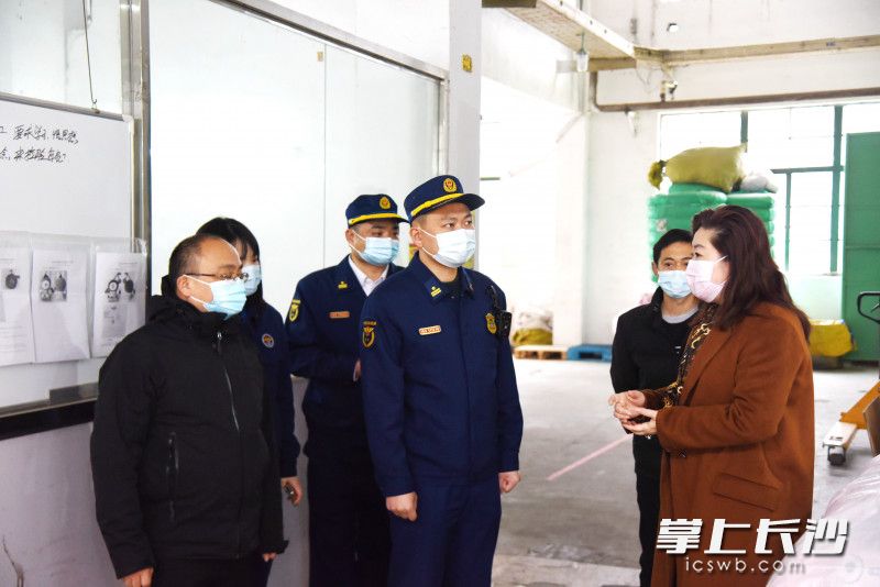 雨花区消防救援大队消防监督员上门指导企业整改隐患。均为长沙晚报全媒体记者 刘琦 摄