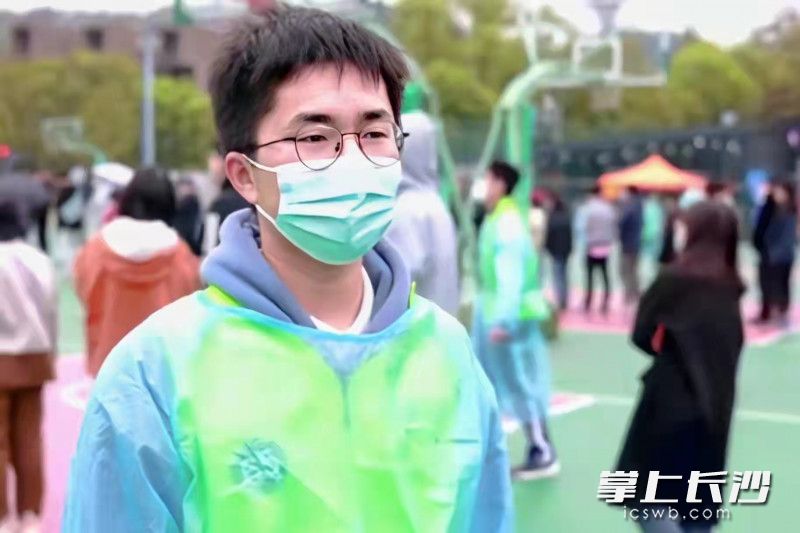 劳欢在湖南大学操场开展核酸检测志愿服务工作。长沙晚报通讯员 谭超颖 摄