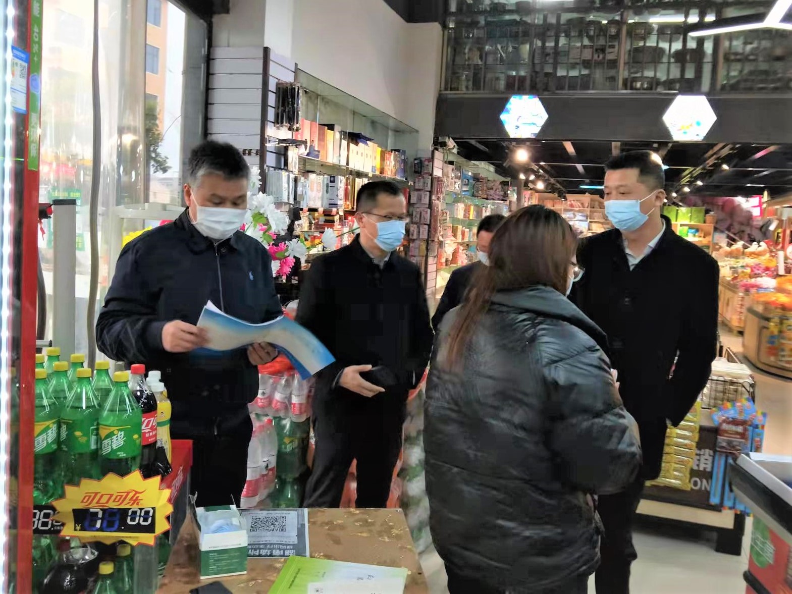 宁乡市纪委监委主要负责人带队来到大成桥镇核酸采样点、商超门店等，督查指导疫情防控工作。长沙晚报全媒体记者 张禹 通讯员 王天花 摄影报道