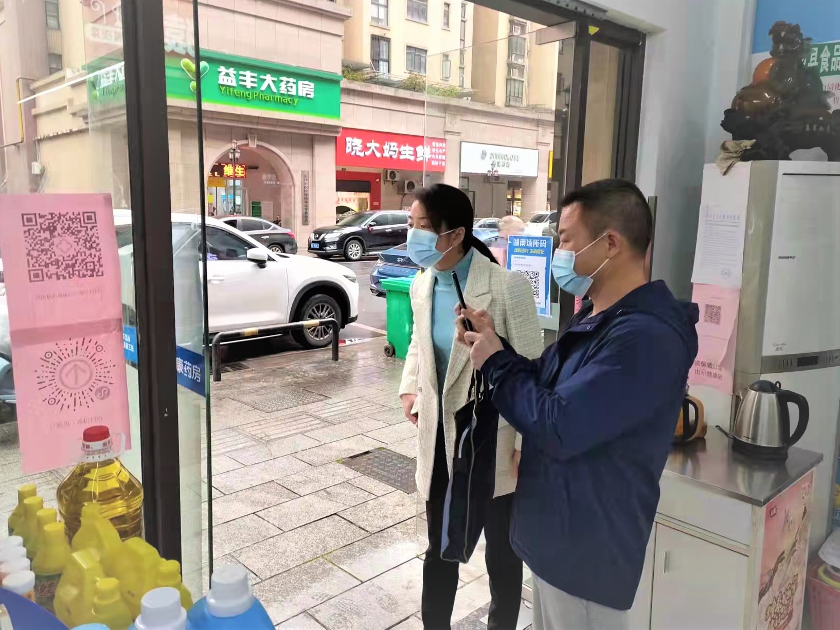 宁乡市纪委监委派驻纪检监察组开展药店疫情防控督查。长沙晚报全媒体记者 张禹 通讯员 王天花 摄影报道