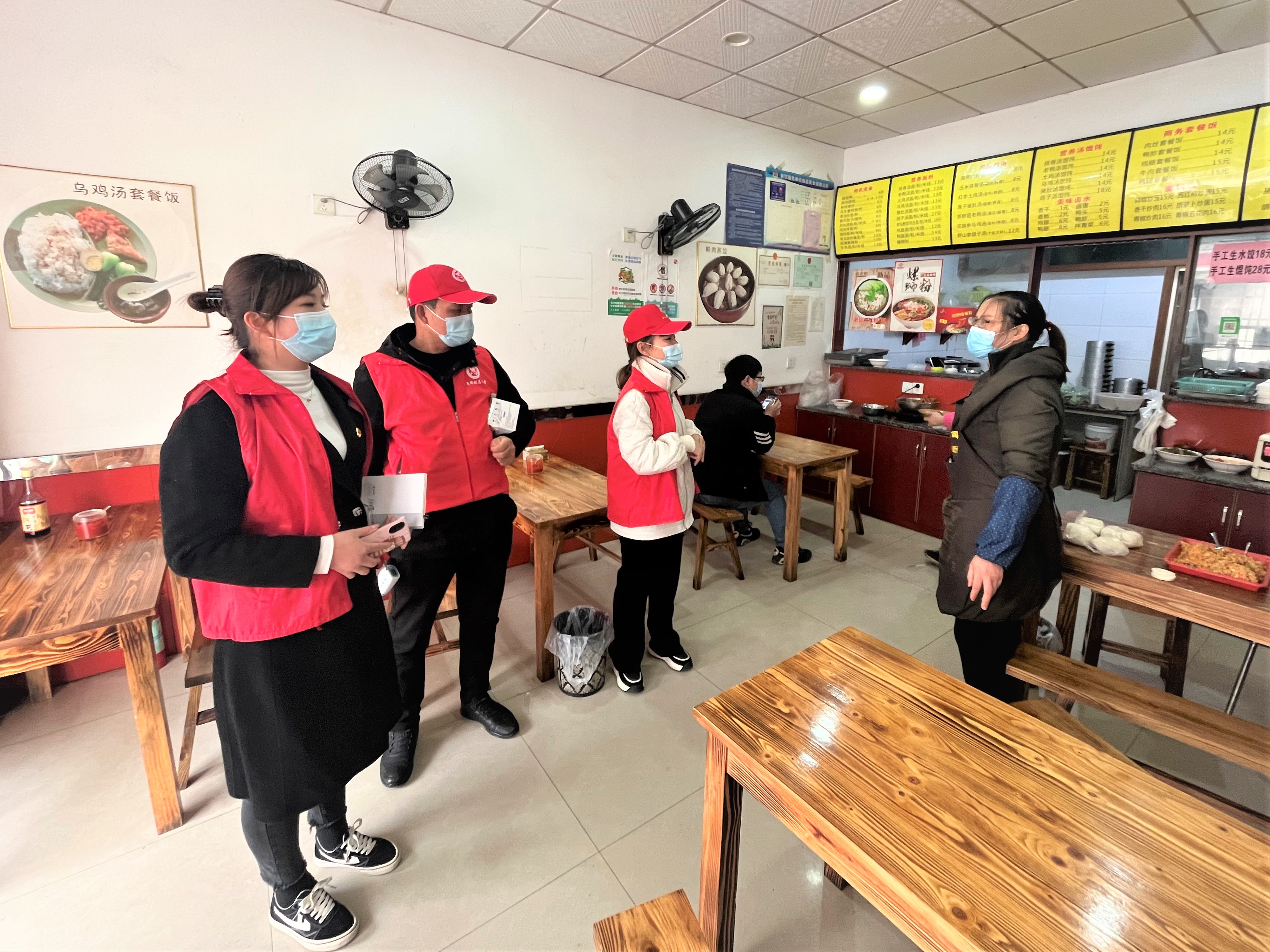 宁乡市夏铎铺镇党员干部和雷锋志愿者齐心“抗疫”，正在给餐饮店主说明相关防控措施。长沙晚报全媒体记者 张禹 通讯员 黄碧峰 摄影报道