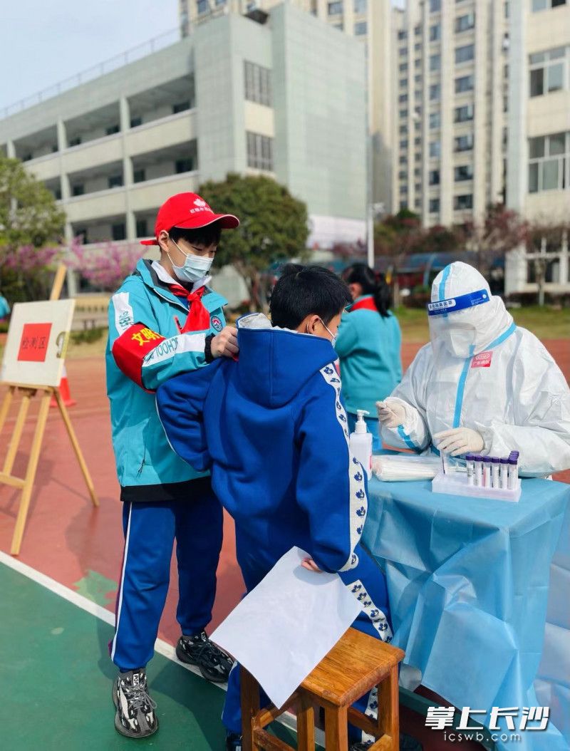 小小志愿者们积极维护排队秩序，有效引导同学安全撤离。长沙晚报全媒体记者 邹麟 通讯员 李华英 摄