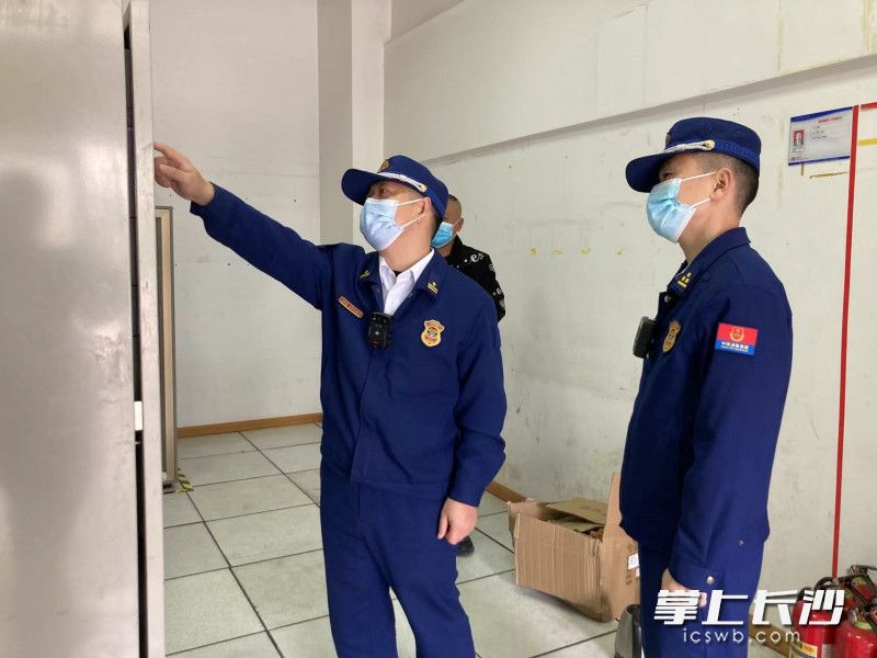 经开区消防监督员在重点场所开展消防监督检查。长沙晚报通讯员 张佳欣 供图