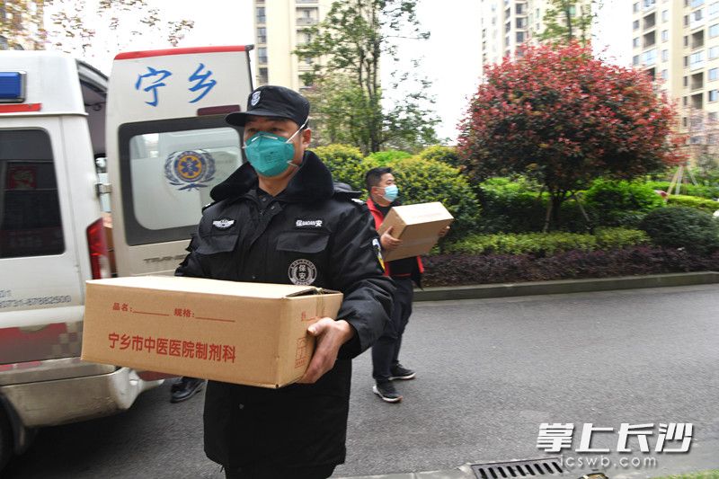 宁乡市中医医院工作人员把“时疫预防方”送往隔离酒店。 均为医院供图