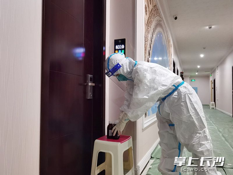 “大白”把“时疫预防方”送到隔离酒店的房间门口。 