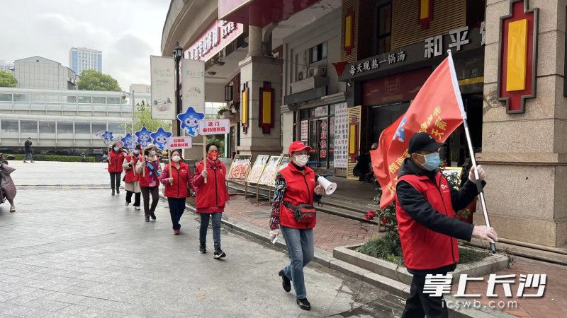 赤岭路街道芙蓉南路社区“满天星”志愿服务队在辖区宣传巡逻。长沙晚报通讯员 钟茜 供图