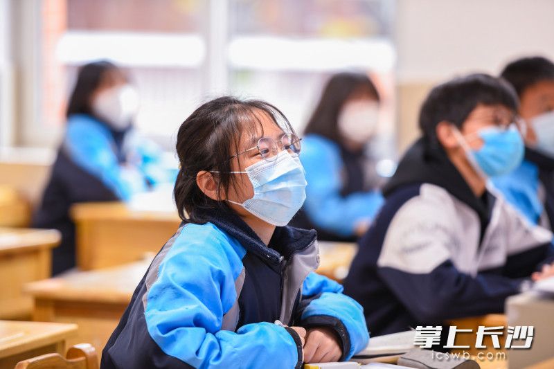 长郡梅溪湖中学教室里，同学们都已经戴好口罩，做好自我防护。长沙晚报通讯员单志仟摄