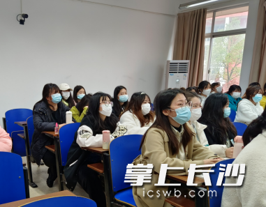 学生佩戴口罩上课。