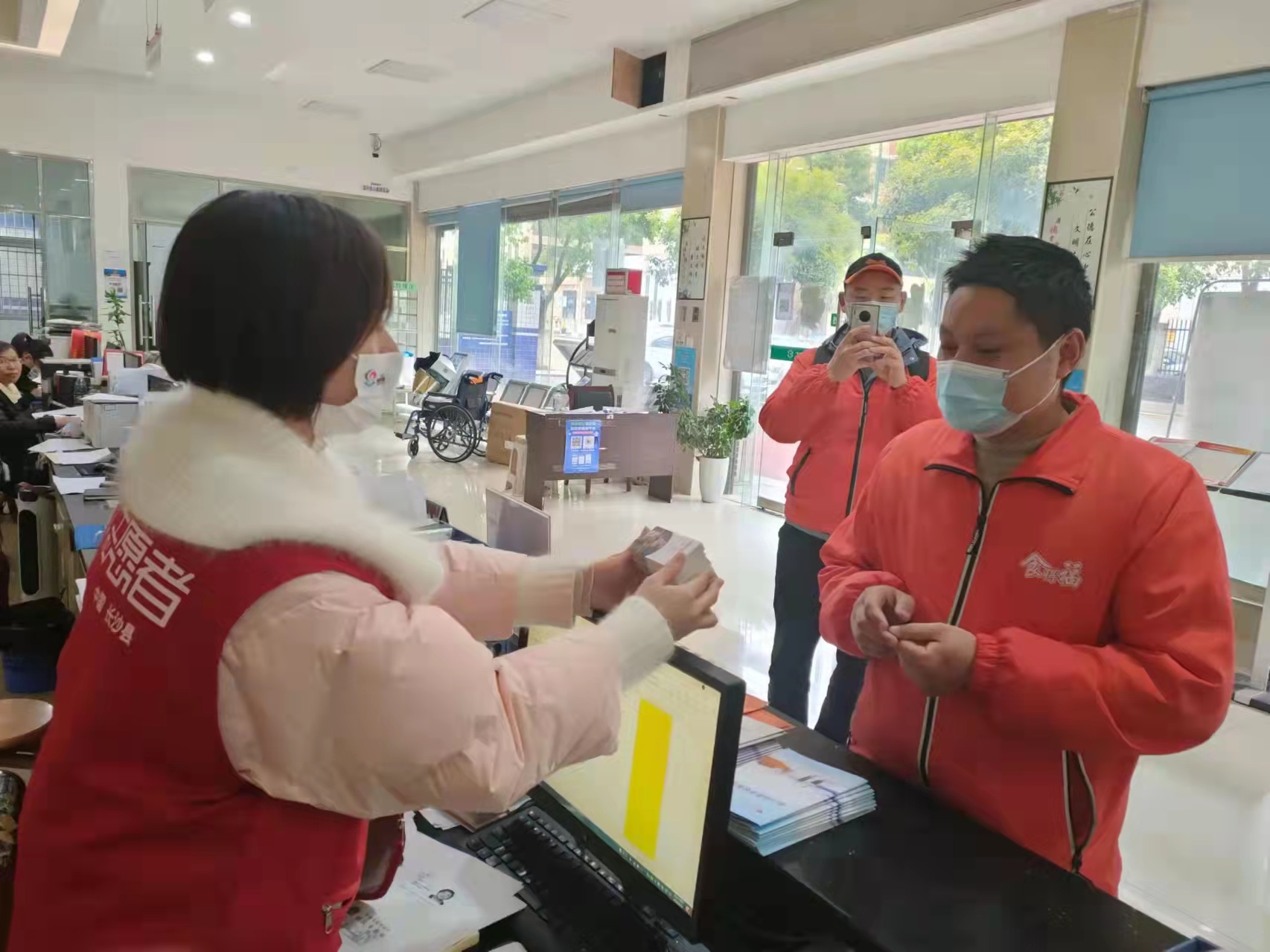 3月24日，韩有兵精心制作了200张“爱心早餐券”，请社区发放给防疫工作人员。长沙晚报通讯员 宋彬彬 摄