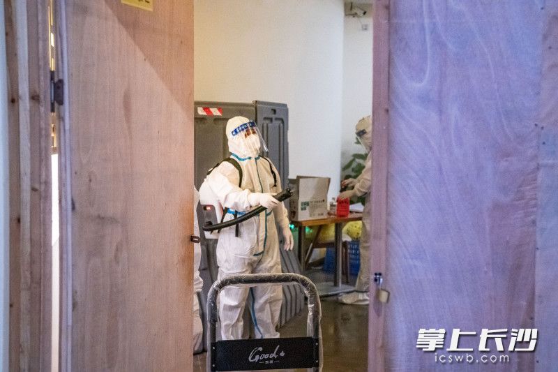 驻点消杀人员正在半污染区进行环境与空气消杀。
