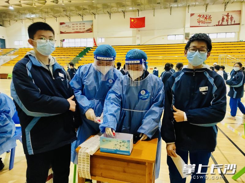 同学们纷纷和防疫工作者合影点赞。