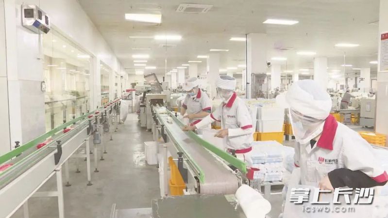 湖南粮食集团宁乡食品产业园企业做好疫情防控，确保安全生产。长沙晚报通讯员 喻恩来 摄