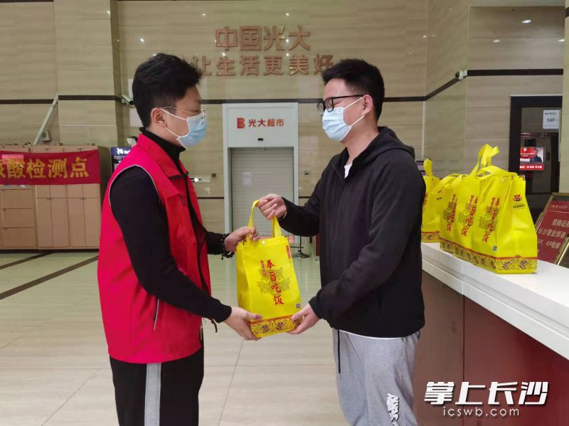 为志愿者送上爱心盒饭。长沙晚报全媒体记者 王斌 摄