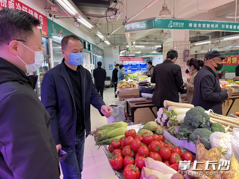 天心区做好保供稳价工作。长沙晚报全媒体记者 王斌 摄