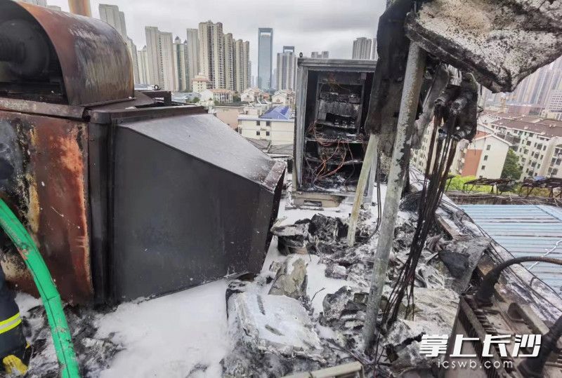 火灾现场，火势蔓延至楼顶。长沙晚报通讯员 刘雅莉 供图
