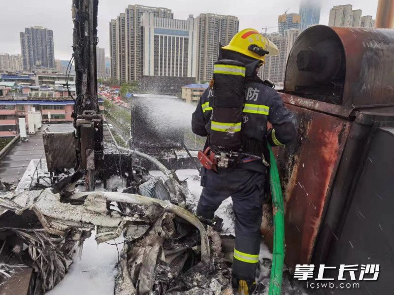 消防救援人员对火势进行控制。长沙晚报通讯员 刘雅莉 供图