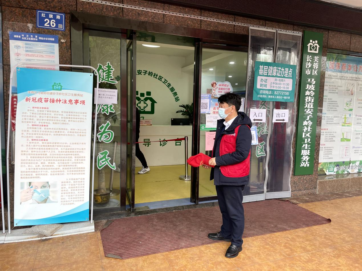 彭坚穿上红马甲，支援防疫一线。均为长沙晚报通讯员 王立成摄