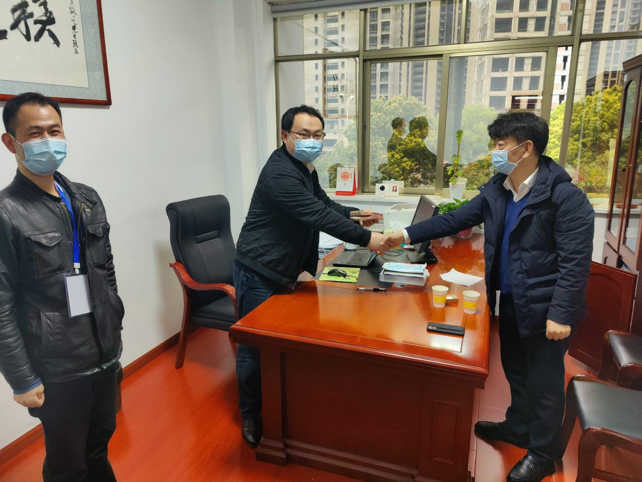 彭坚将2万元现金捐献给马坡岭街道。