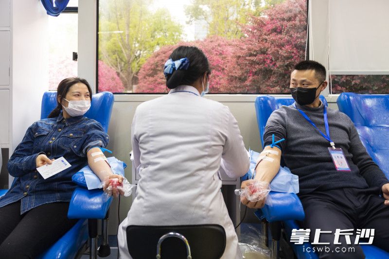 “雷锋少年”家长邓先生和妻子一起参与无偿献血。长沙晚报全媒体记者 郭雨滴 摄