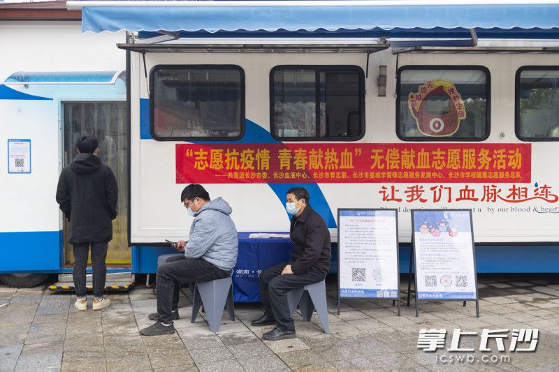 市民在河西步步高献血屋排队献血。长沙晚报全媒体记者 郭雨滴 摄