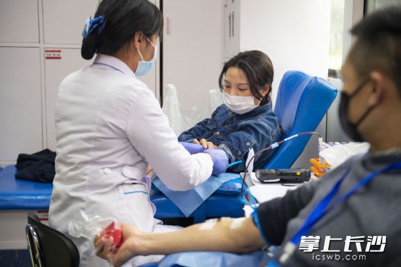 “雷锋少年”家长邓先生和妻子在献血中。长沙晚报全媒体记者 郭雨滴 摄