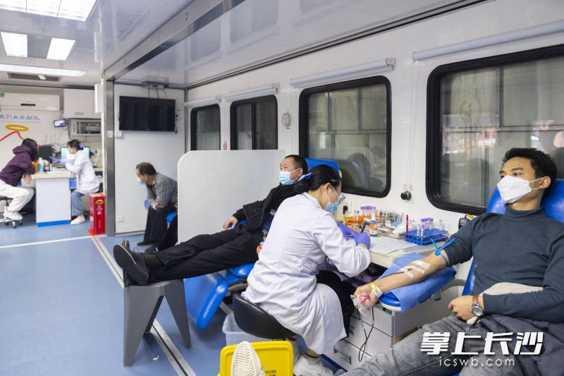 市民在河西步步高献血屋无偿献血。长沙晚报全媒体记者 郭雨滴 摄