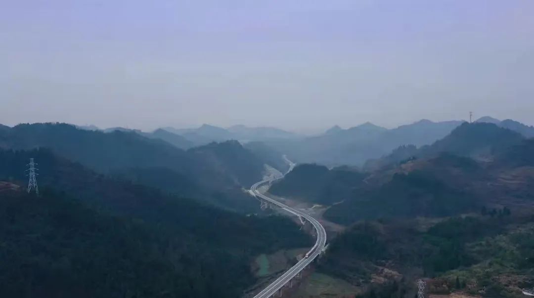 凤凰磁浮文旅项目在群山中蜿蜒
