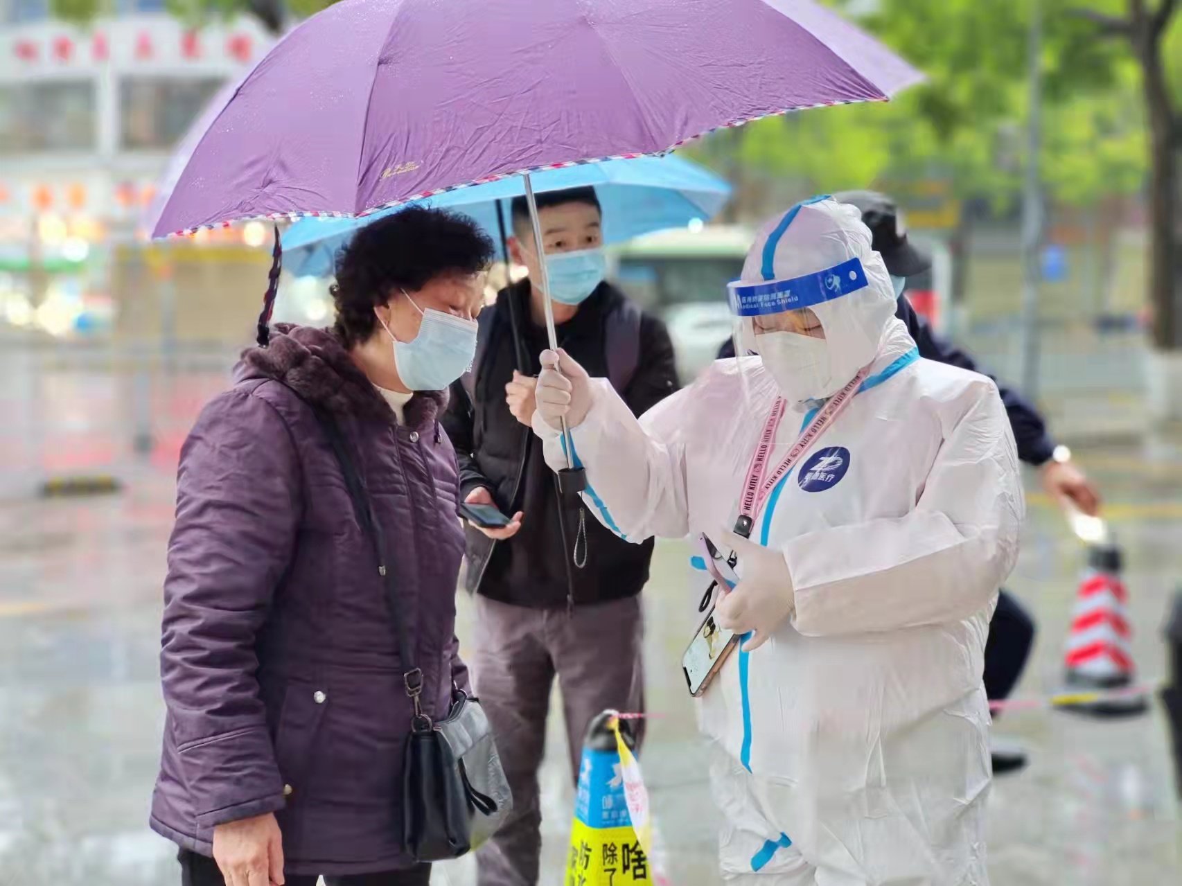 李婷指导滕春华老人用手机操作健康码。长沙晚报通讯员 曹圆圆摄