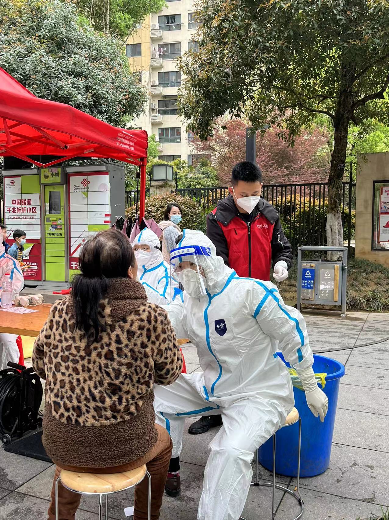 彭立春正在为小区居民进行核酸采样。