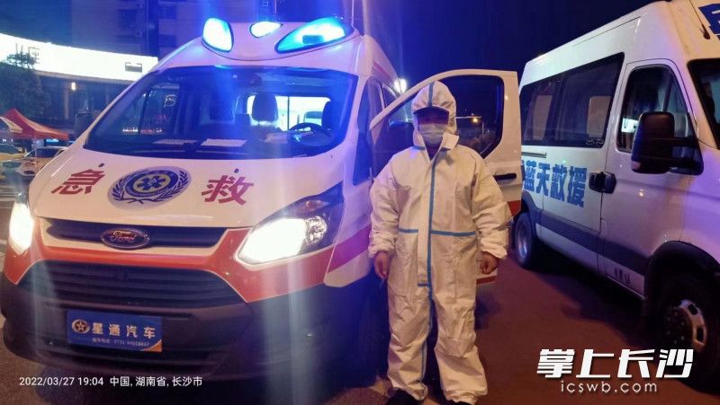 队员“全副武装”，准备出发。