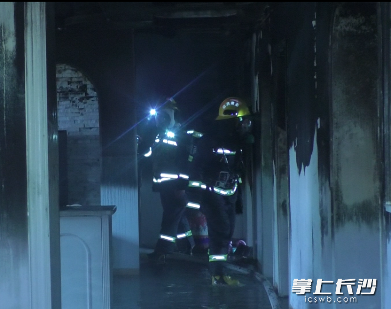 消防救援人员现场灭火。长沙晚报通讯员 胡宇波 供图