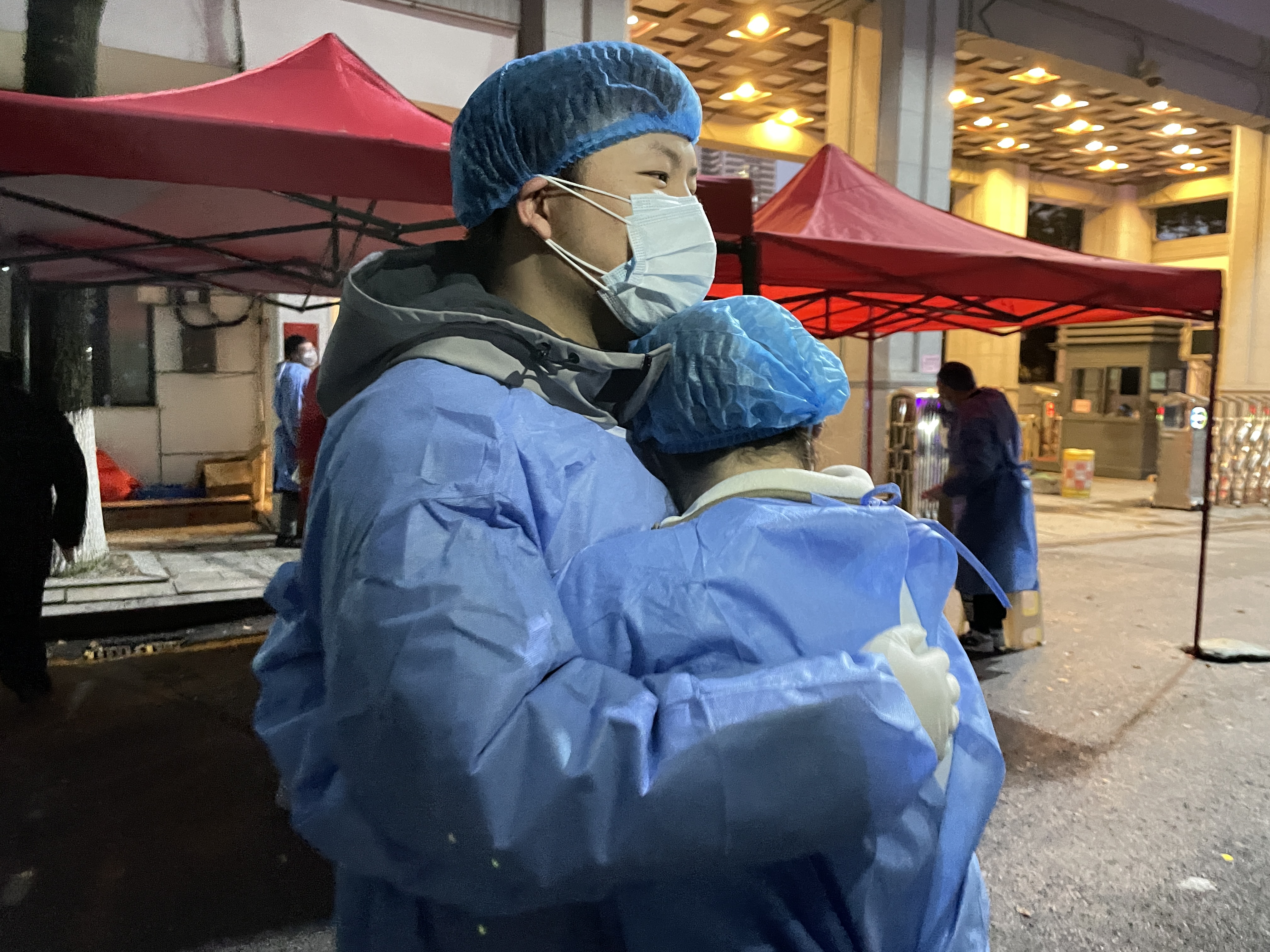 交班间隙，白明鑫与妻子曹嘉怡深情相拥。长沙晚报通讯员 钟鹏慧摄