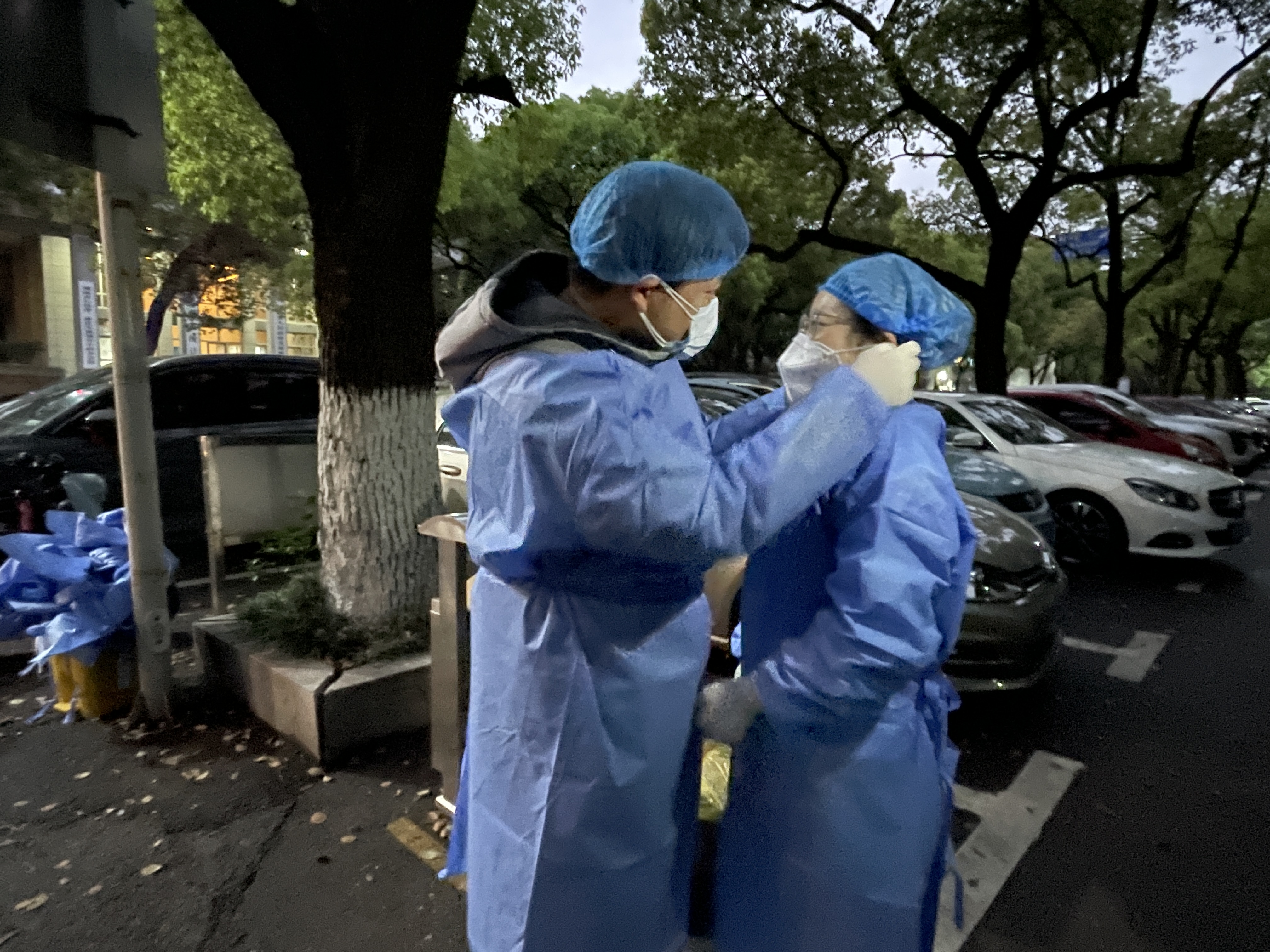 交班间隙，白明鑫认真为妻子曹嘉整理口罩。长沙晚报通讯员 钟鹏慧摄