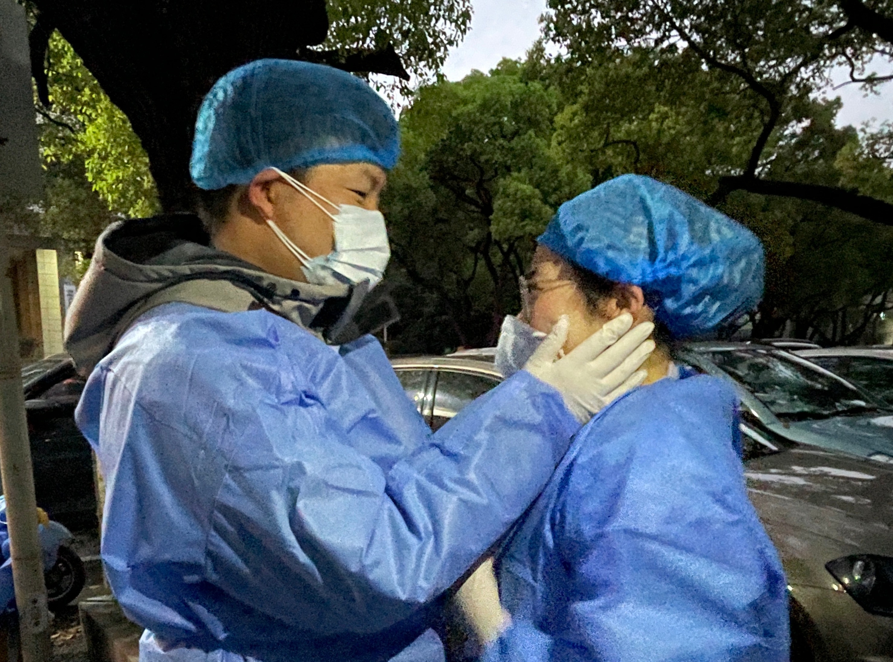 交班间隙，白明鑫捧起妻子曹嘉的脸，深情注视。长沙晚报通讯员 钟鹏慧摄